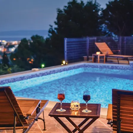 Cozy In With Private Swimming Pool, Be Inside Or Outside 스플리트