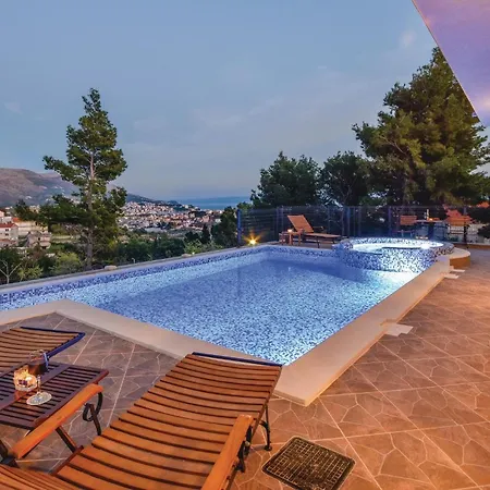Lovely In With Jacuzzi *