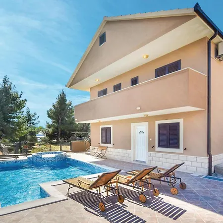 Lovely In With Jacuzzi Ferienhaus