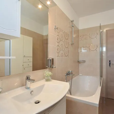 Vikendica Lovely In With Jacuzzi Split