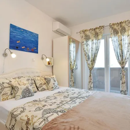 Lovely In With Jacuzzi Vikendica Split